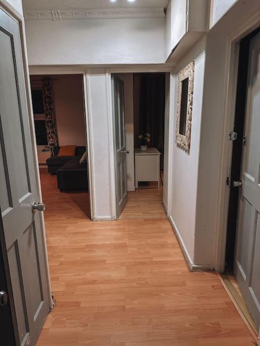 Spacious 3 Bedroom Flat In Stockwell * Londra